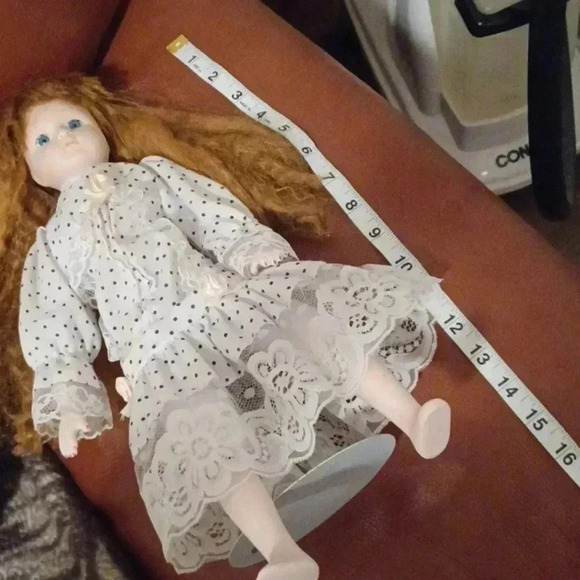 Vintage Tina America's porcelain doll with hat and polkadot dress. - Picture 8 of 10